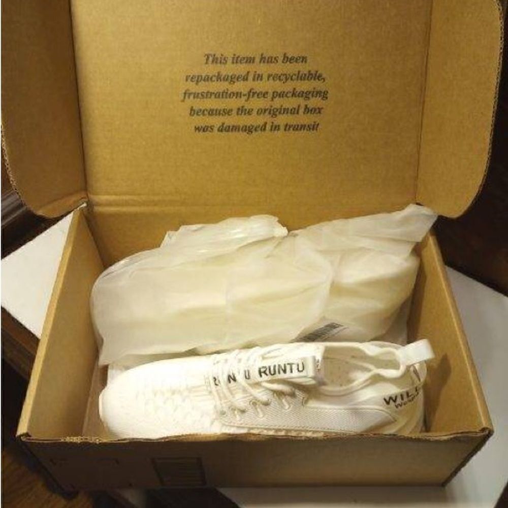 Runtu men’s running shoes. No size tag thinking a 10. White.NWB. Dragon scale.